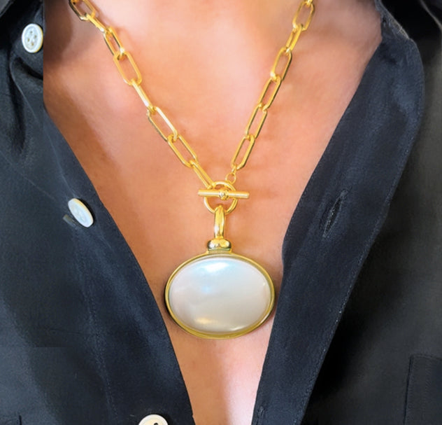 Diana V. Pendant White Pearl