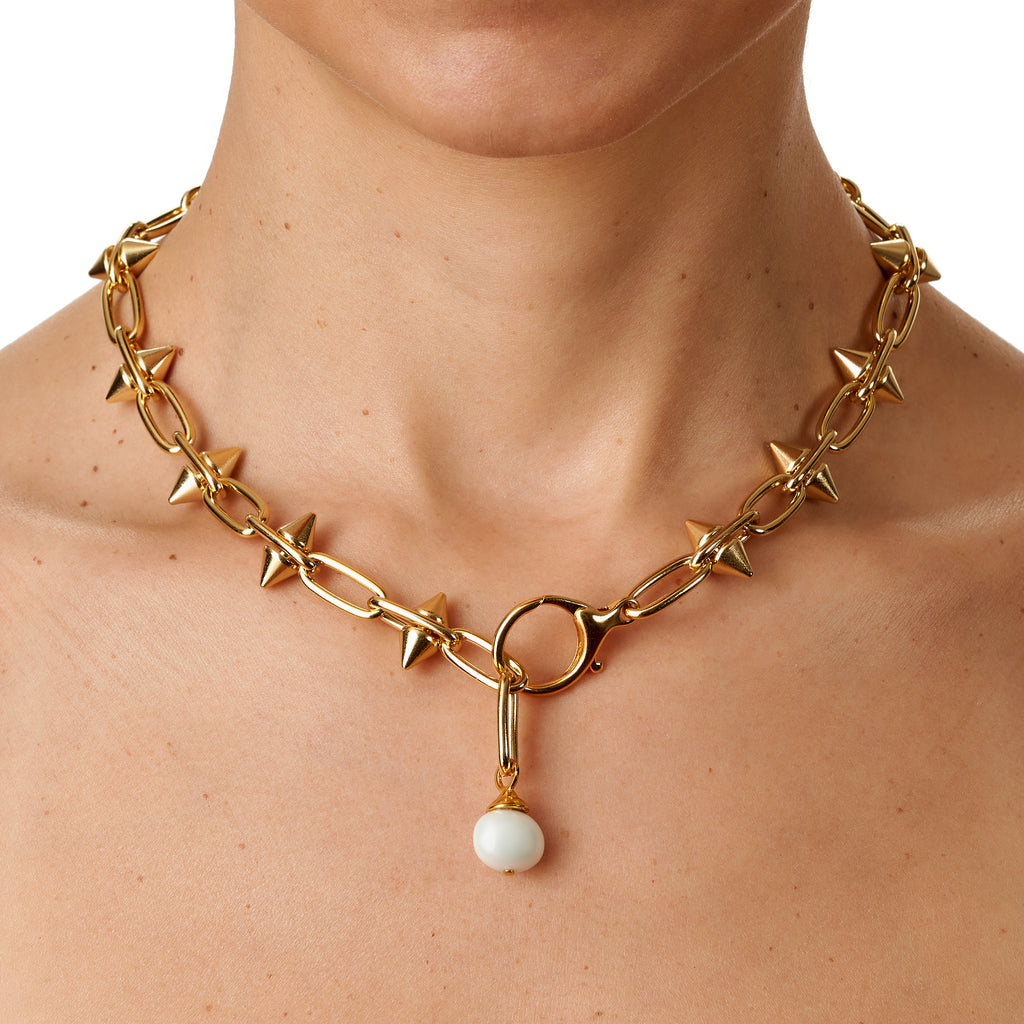 model with punk pearl necklace